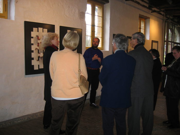 Eroeffnungsvortrag Kuenstler r.hanke Ausstellung Zeiche-Haft