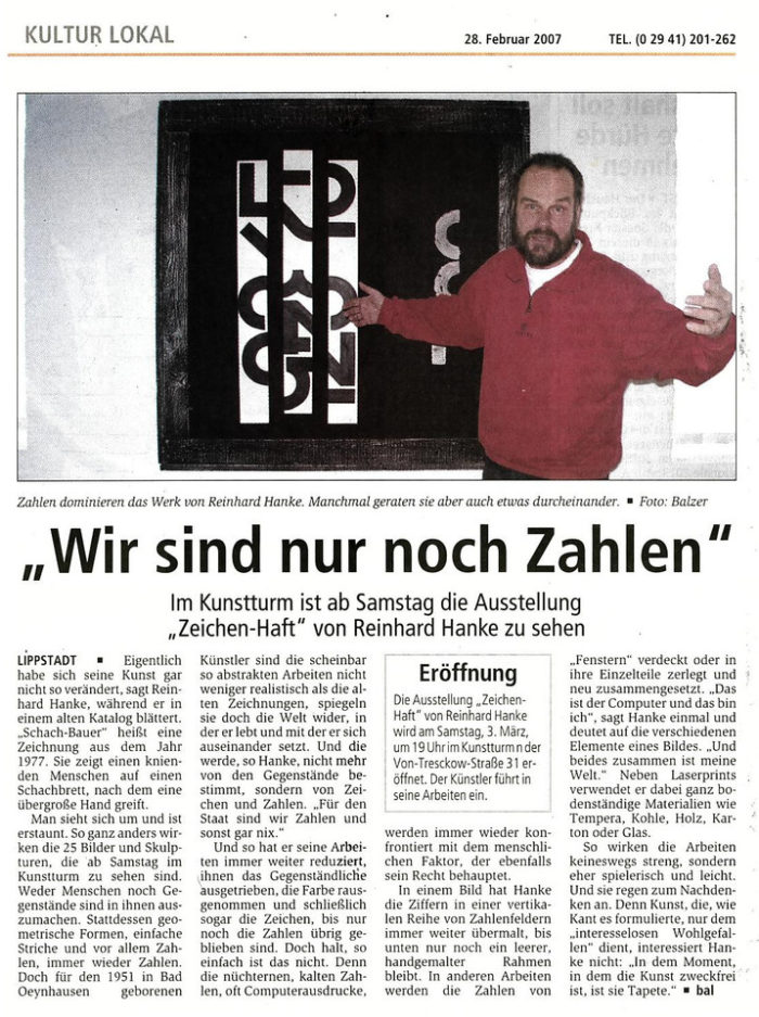 Die_Glocke Zeitung Zeitungsbericht Wir_sind_nur_noch_Zahlen Kunstturm Kunstausstellung Künstler Zahl Kunstturm Katalog Zeichnung Skulptur geometrisch abstrakt realistisch Welt Zeichen reduziert Gegenständlich Farbe Computerausdruck konfrontiert Faktor Ziffer Übermalung Bild Welt Laserprint Material Tempera Kohle Holz Karton Glas