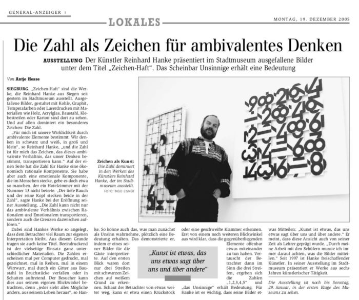 General-Anzeiger Zeitung Zeitungsbericht Die_Zahl_als_Zeichen_für_ambivalentes_Denken Stadtmuseum Kunstausstellung Künstler zeichenhaft scheinbar Semantik Kohle Graphit Tempera Laserdruck Material Holz Acrylglas Baustahl Karton Wirklichkeit Dualismus ökonomisch rational Komponente emotional Interpretation Blickwinkel Semantik Kunst