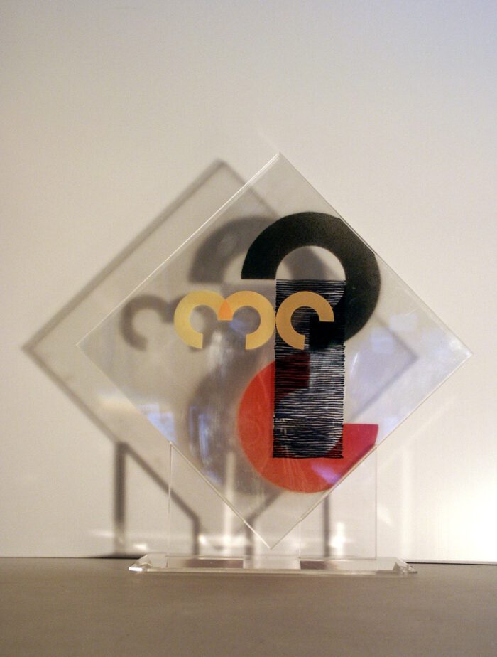 eitgenössische Kunst Künstler Skulptur Acrylglas transparent Licht-Schatten Codes Überschneidung Superzeichen reduziert strukturiert typisiert differenziert variabel Umformung Code Umformung Symbol Identität Gesellschaftskritik