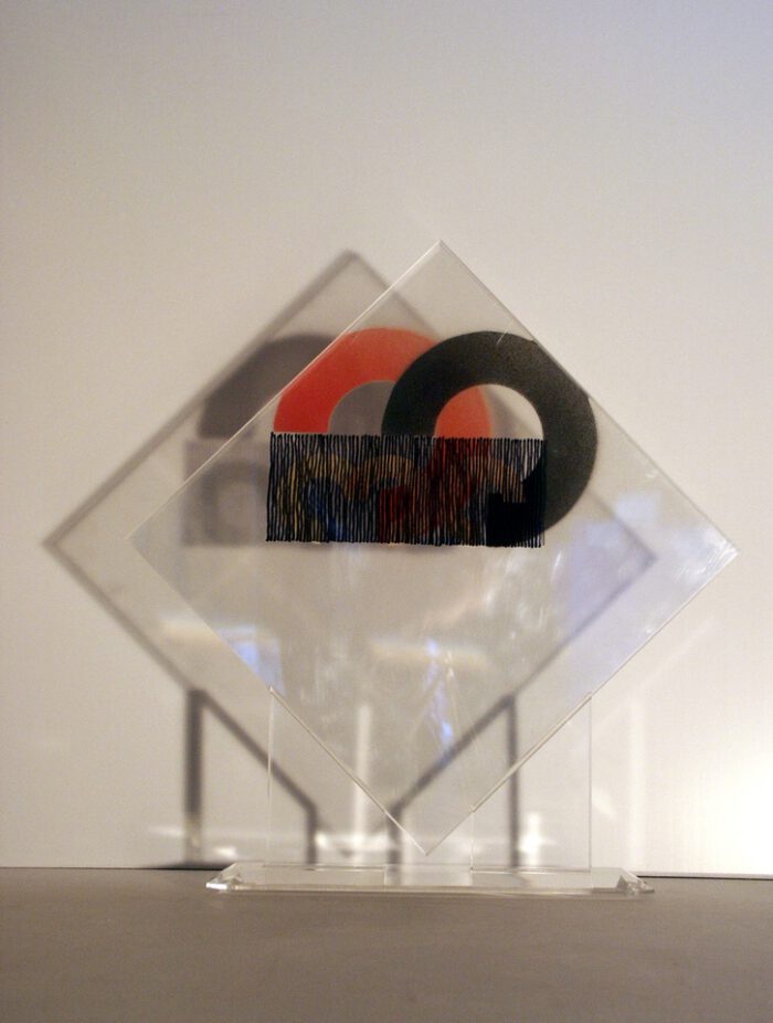 zeitgenössische Kunst Künstler Skulptur Acrylglas transparent Licht-Schatten Codes Überschneidung Superzeichen reduziert strukturiert typisiert differenziert variabel Umformung Code Umformung Symbol Identität Gesellschaftskritik