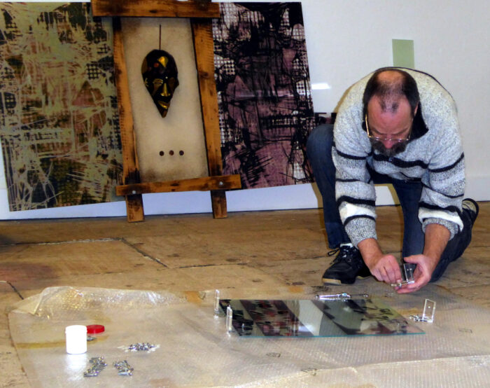 Kunstausstellung Rheinlandpfalz Germersheim Kunstverein Ausstellungsaufbau Kunstwerke Gemälde Skulpturen Tableaus Künstler Herstellung