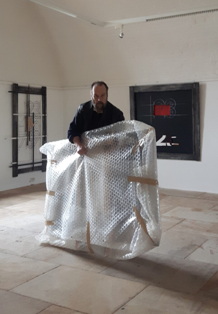 Kunstausstellung Rheinlandpfalz Germersheim Kunstverein Ausstellungsaufbau Kunstwerke Gemälde Skulpturen Tableaus Künstler Herstellung Transport Verpackung