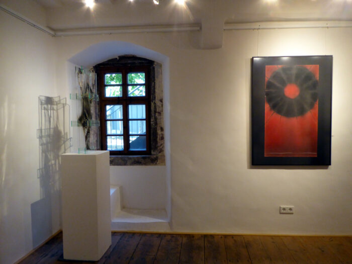 Kunstausstellung moderne Kunst Architektur Kunstwerk Struktur Inspiration Gesamteindruck Acrylglas Objekt Skulptur Licht-Schatten Kontrast monochrom einfarbig Licht Transparenz Installation Struktur Installation Variabilität Bildsprache Assoziation Imagination Kombination Zuordnung Raumzuordung kontrastreich