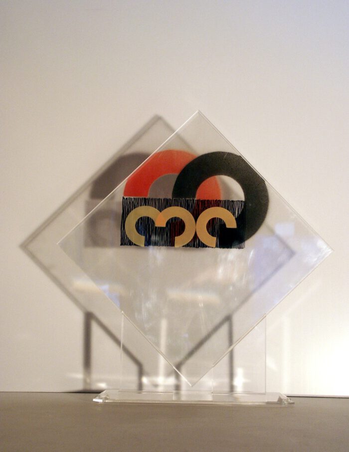 zeitgenössische Kunst Künstler Skulptur Acrylglas transparent Licht-Schatten Codes Überschneidung Superzeichen reduziert strukturiert typisiert differenziert variabel Umformung Code Umformung Symbol Identität Gesellschaftskritik