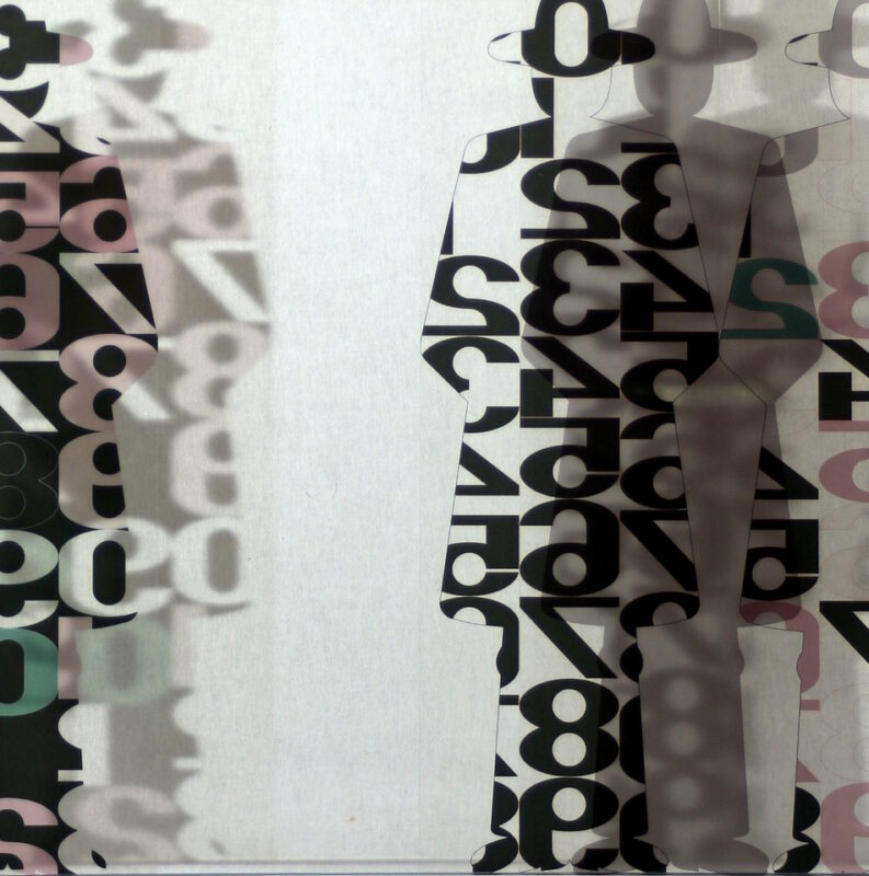 moderne Kunst unkonventionell Acrylglas Gestalt Mensch Skulptur Zahlenfolge überdruckt Laserdruck transparent Modul Segment vielschichtig variabel normiert Typisierung Anordnung Struktur abstrahiert Transkription Transformation Modifikation schwarz-weiß Kontrast komplex transparent Umformung Umdeutung assoziativ