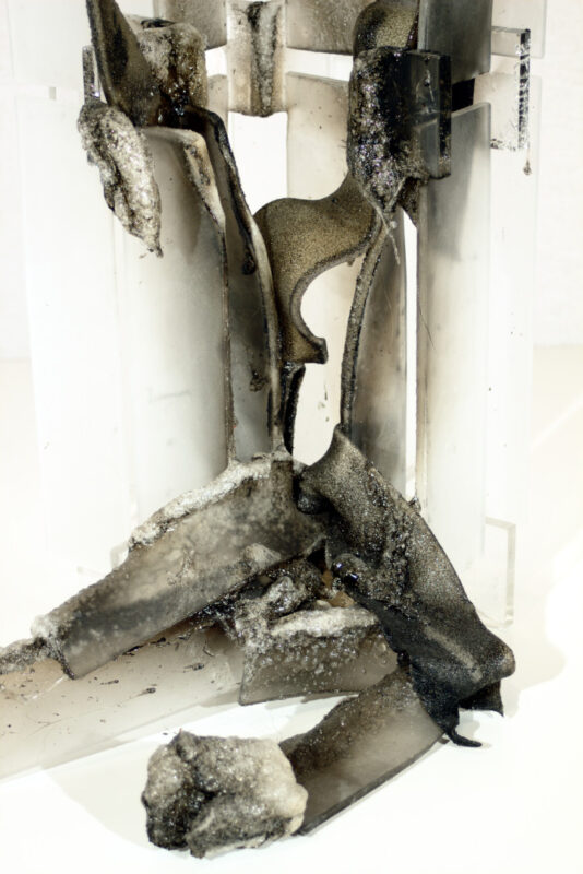 moderne Kunst Kunstwerk Künstler unorthodox Acrylglas normiert Modul Überlagerung Segment Kombination kontrastreich standardisiert gleichförmig verbrannt Ordnungsprinzip Zerstörung Apokalypse Trauma