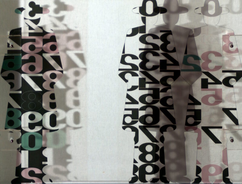 moderne Kunst unkonventionell Acrylglas Gestalt Mensch Skulptur Zahlenfolge überdruckt Laserdruck transparent Modul Segment vielschichtig variabel normiert Typisierung Anordnung Struktur abstrahiert Transkription Transformation Modifikation schwarz-weiß Kontrast komplex transparent Umformung Umdeutung assoziativ