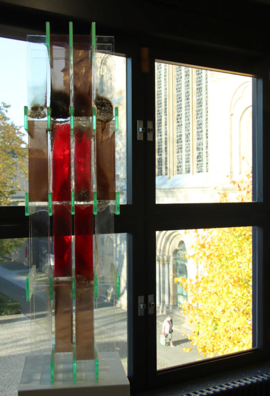 moderne Kunst Kunstverein Kunstwerk Kunstausstellung Rheinland Xanten ungewöhnlich Skulptur Acrylglas Dom Veränderungen Beziehungen