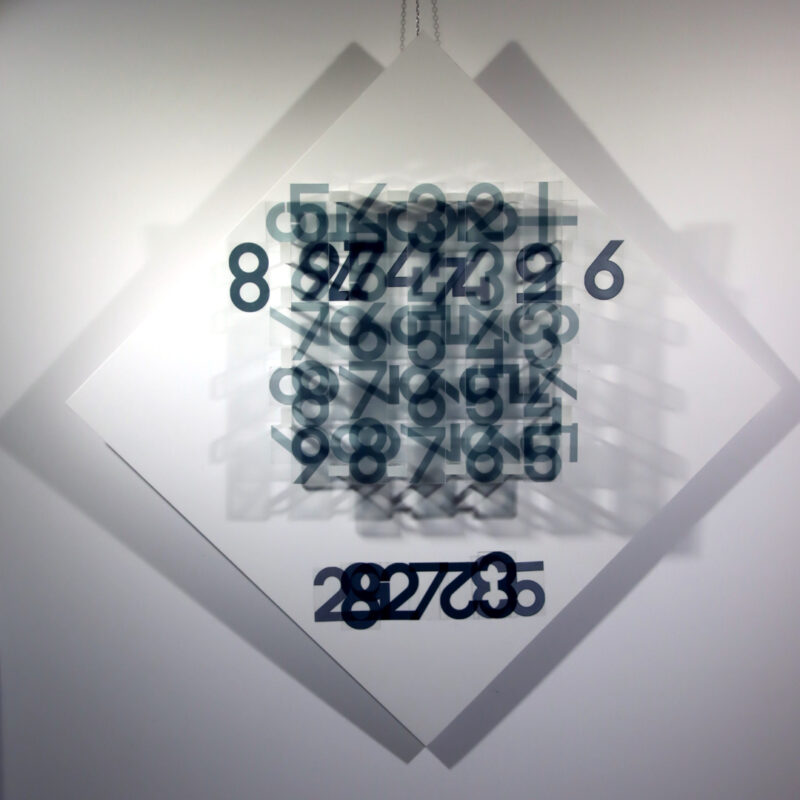 Realität Kunstwerk Wandobjekt dreidimensional mehrschichtig Acrylglas transparent Zahlenfolge normiert Matrix Schattenspiel Realität variabel Raster Modifikation manipulieren digital Umwandlung Illusion Imagination Individualität Inspiration Intuition