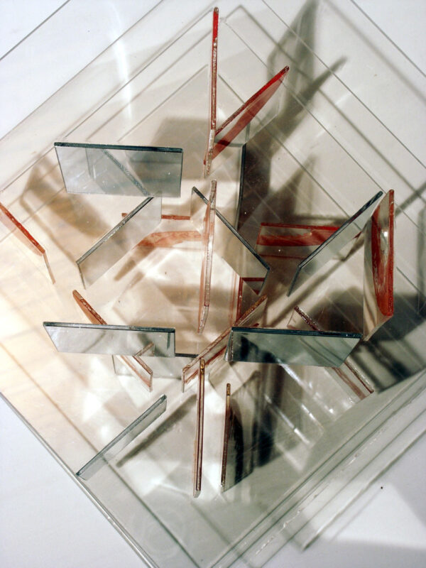 moderne Kunst Kunstwerk Künstler unorthodox Skulptur Acrylglas normiert Modul Zahl Raster normiert Raum variabel Schattenspiel Segment Kombination virtuos mehrdeutig Schattenspiel Code kontrastreich standardisiert gleichförmig standardisiert intuitiv Typisierung Ordnungsprinzip Systematik Raumzuordnung Ebene Struktur