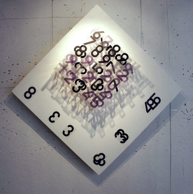 moderne Kunst Kunstwerk Künstler unorthodox Tableau Überlagerung mehrschichtig Acrylglas normiert Modul Zahl Raster verflochten Segment Kombination Schattenspiel mehrdeutig Schattenspiel Code standardisiert gleichförmig standardisiert intuitiv Typisierung Ordnungsprinzip Systematik Raumzuordnung Ebene Struktur