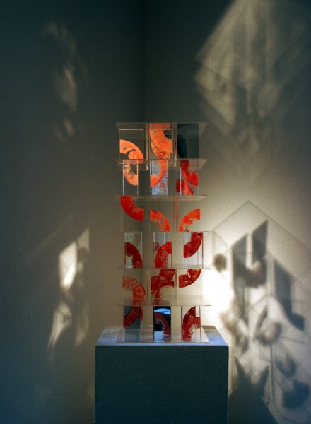 zeitgenössische Kunst Künstler Skulptur Acrylglas transparent Licht-Schatten Codes Überschneidung Superzeichen reduziert strukturiert typisiert differenziert variabel Umformung Code Umformung Symbol Identität Gesellschaftskritik