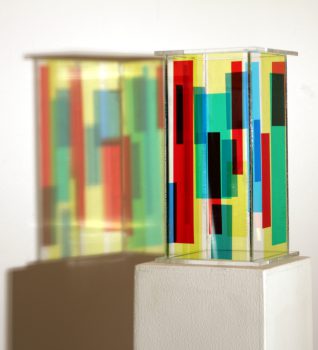 Kunstausstellung zeitgenössische Kunst Karlsruhe Baden-Württemberg Kunstverein Halle Kunstwerk Acrylglasobjekt Skulptur Beleuchtung kontrastreich unkonventionell Kontrast transparent Gesamteindruck komplex Licht-Schatten Modifikation Verfremdung Inspiration