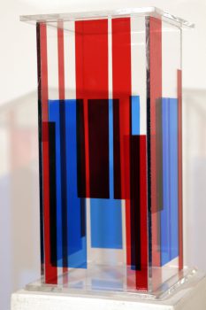 Kunstausstellung zeitgenössische Kunst Karlsruhe Baden-Württemberg Kunstverein Halle Kunstwerk Acrylglasobjekt Skulptur Beleuchtung kontrastreich unkonventionell Kontrast transparent Gesamteindruck komplex Licht-Schatten Modifikation Verfremdung Inspiration