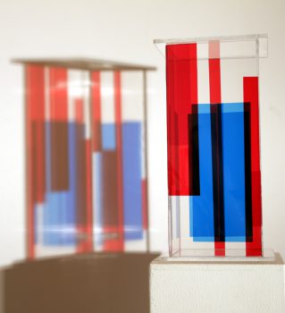 Kunstausstellung zeitgenössische Kunst Karlsruhe Baden-Württemberg Kunstverein Halle Kunstwerk Acrylglasobjekt Skulptur Beleuchtung kontrastreich unkonventionell Kontrast transparent Gesamteindruck komplex Licht-Schatten Modifikation Verfremdung Inspiration